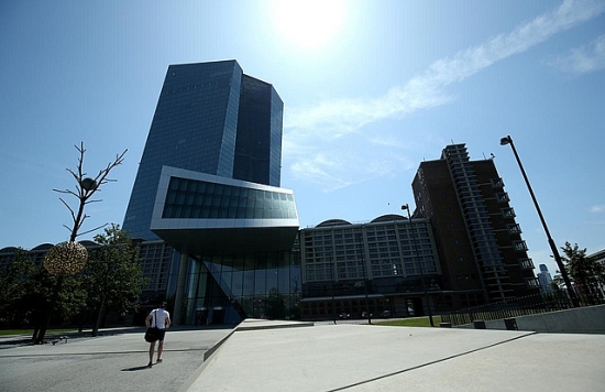 Ngân hàng trung ương châu Âu (ECB) lâm vào tình thế "tiến thoái lưỡng nan"