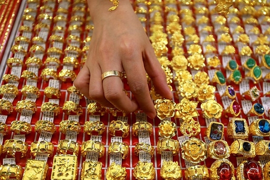 Giá vàng hôm nay 31/12: Vàng trong nước tiến sát ngưỡng 56 triệu đồng