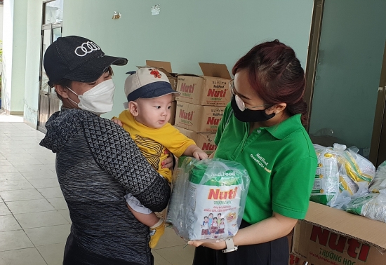 Quỹ Phát triển Tài năng Việt trao “Triệu phần quà san sẻ yêu thương” đến các hoàn cảnh khó khăn tại TPHCM
