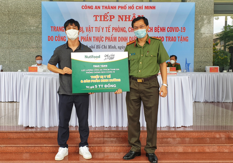 Công Phượng cùng Quỹ Phát triển Tài năng Việt tiếp sức cho lực lượng công an TPHCM tham gia chống dịch Covid-19