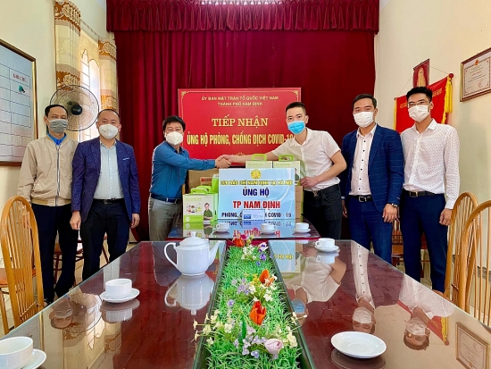 Trao quà ủng hộ phòng, chống dịch Covid-19 tại Nam Định