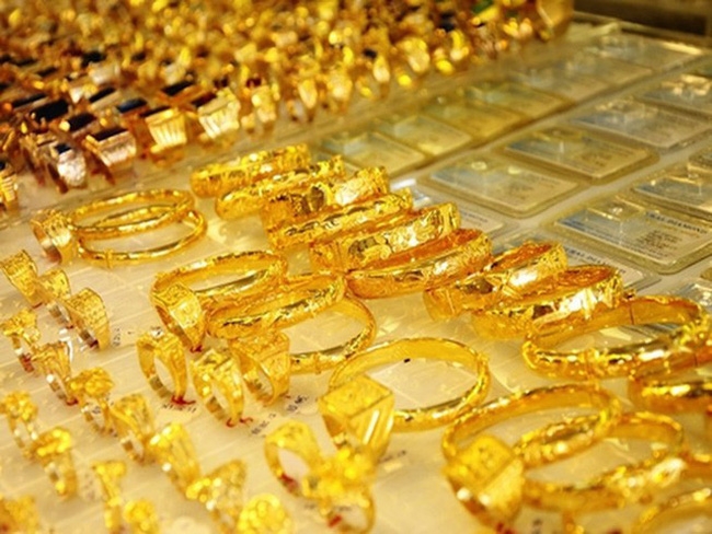 Giá vàng hôm nay 24/2: Giá vàng trong nước tiếp tục tăng mạnh, sắp cán mốc 64 triệu đồng/ lượng