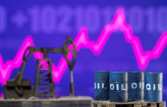 Giá dầu vượt 130 USD/thùng, cổ phiếu hàng hóa cơ bản được kéo lên mây