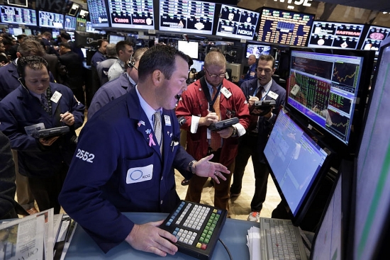 Chứng khoán Mỹ phục hồi sau tháng 4 rực lửa, Dow Jones mất 500 điểm rồi chuyển sắc xanh