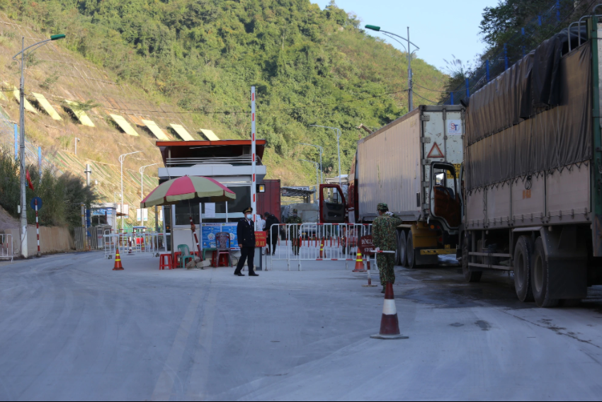 Hơn 2.000 xe container nông sản ùn ứ ở cửa khẩu Tân Thanh