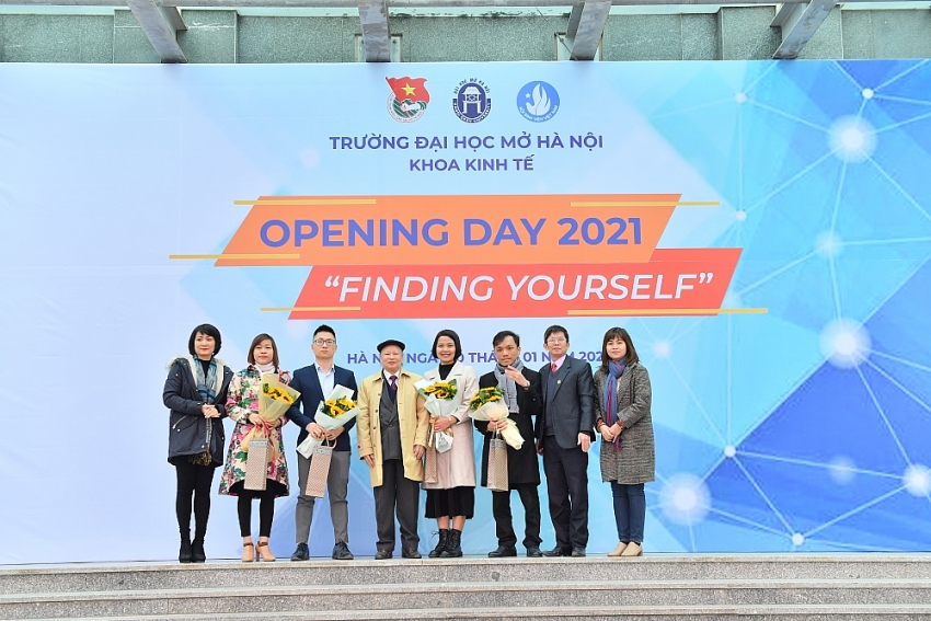 chuong trinh opening day 2021 finding yourselfcua dai hoc mo ha noi