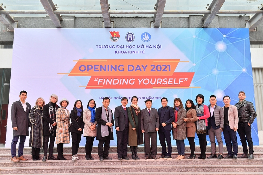 chuong trinh opening day 2021 finding yourselfcua dai hoc mo ha noi