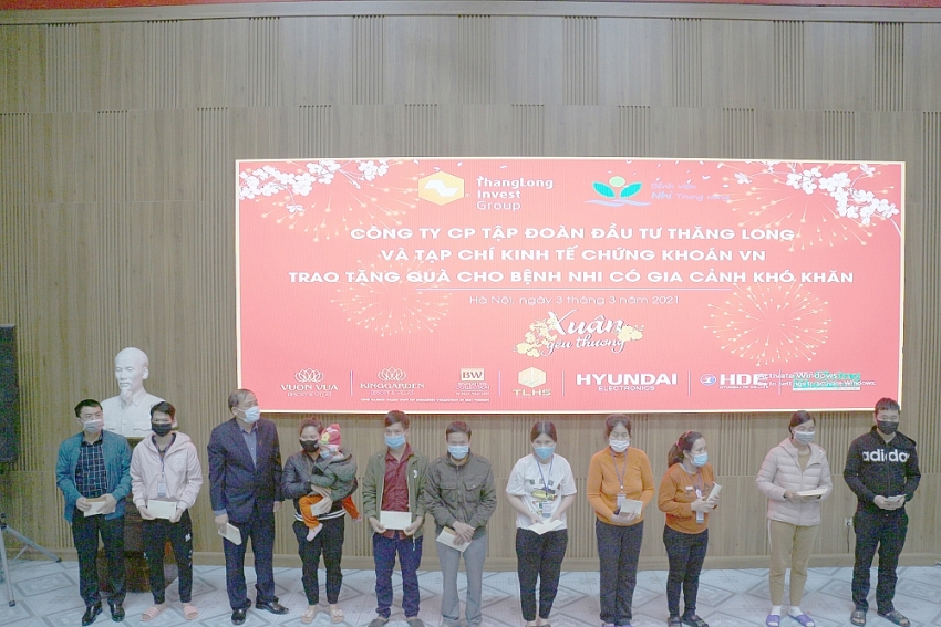Tạp chí điện tử Kinh tế Chứng khoán Việt Nam và Tập đoàn Đầu tư Thăng Long tặng quà cho các bệnh nhi