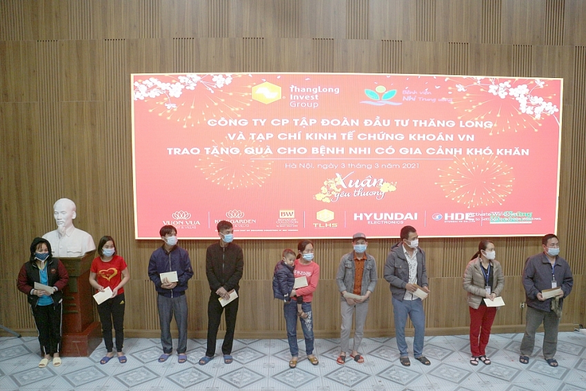 Tạp chí điện tử Kinh tế Chứng khoán Việt Nam và Tập đoàn Đầu tư Thăng Long tặng quà cho các bệnh nhi