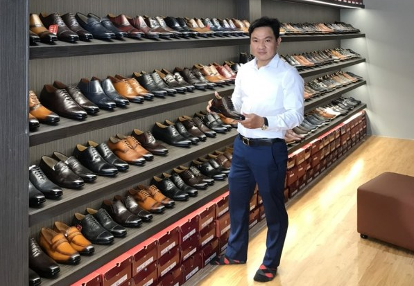 Chàng kiến trúc sư bán giày dạo
