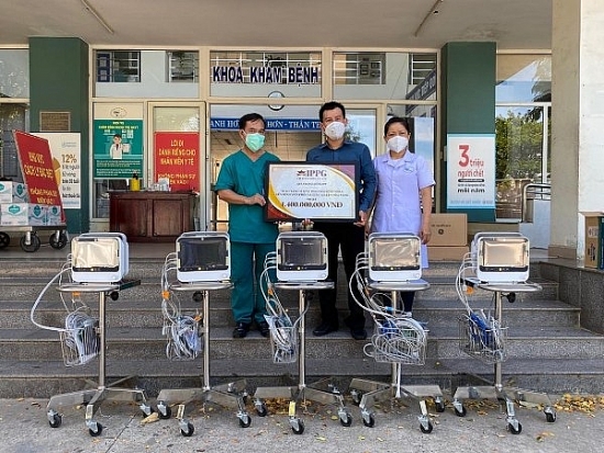 Ông Johnathan Hạnh Nguyễn trao tặng 10 máy theo dõi bệnh nhân cho Đà Nẵng