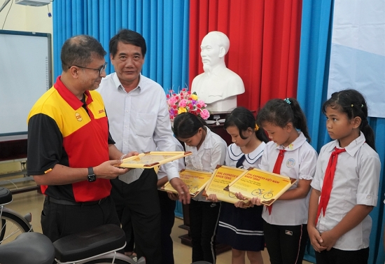 DHL Express tặng 50 xe đạp cho các em học sinh có hoàn cảnh khó khăn tại tỉnh Trà Vinh