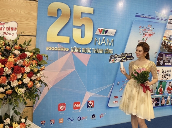 MC Nguyễn Hải Anh nổi bật với vẻ ngoài rực rỡ tại lễ kỷ niệm 25 năm VTVcab