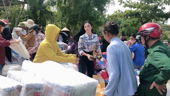 MC Kim Huyền Sâm trao hàng trăm suất quà tới bà con vùng lũ Hà Tĩnh
