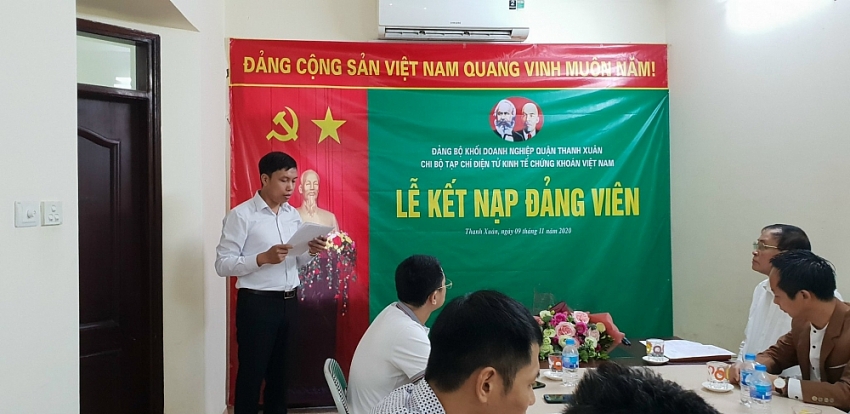 Chi bộ Tạp chí Kinh tế Chứng khoán Việt Nam tổ chức Lễ kết nạp Đảng viên mới