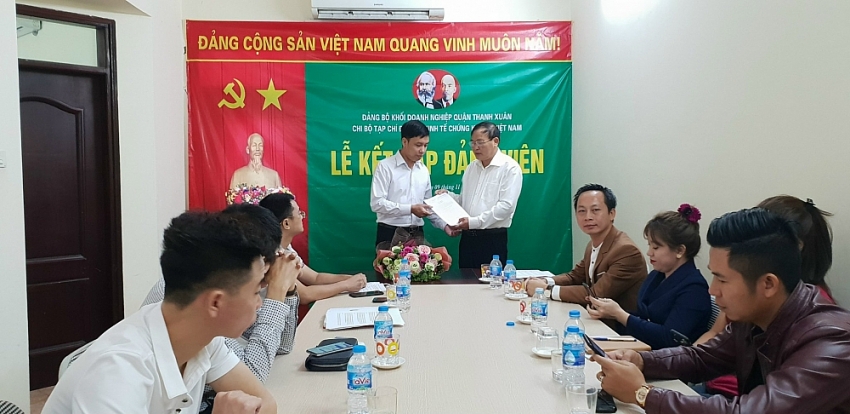 Chi bộ Tạp chí Kinh tế Chứng khoán Việt Nam tổ chức Lễ kết nạp Đảng viên mới