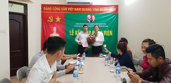 Chi bộ Tạp chí điện tử Kinh tế Chứng khoán Việt Nam tổ chức Lễ kết nạp Đảng viên mới
