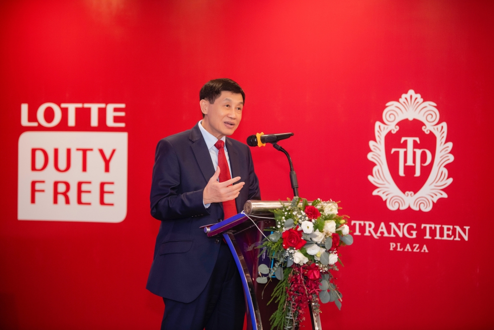 Ông Johnathan Hạnh Nguyễn hợp tác mở cửa hàng miễn thuế dưới phố đầu tiên ở Hà Nội