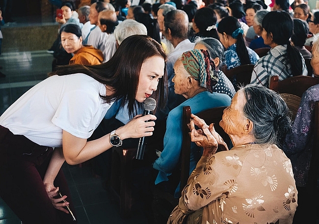 ung xu voi nguoi ham mo tao nen thuong hieu cua sao