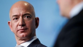 Jeff Bezos rò rỉ ảnh nhạy cảm, giới tỉ phú rúng động