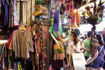 Nielsen: Việt Nam lựa chọn du lịch nước ngoài để mua sắm hàng cao cấp