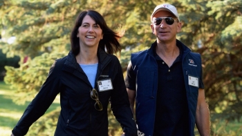 Vợ của tỷ phú Jeff Bezos gây bất ngờ sau ly hôn