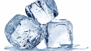 Uống nước đá thường xuyên mùa nắng nóng gây ra nhiều tác hại nguy hiểm