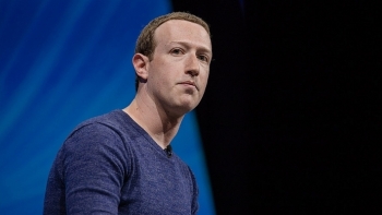 ceo facebook mark zuckerberg bi cac nha dau tu yeu cau tu chuc chu tich ban quan tri