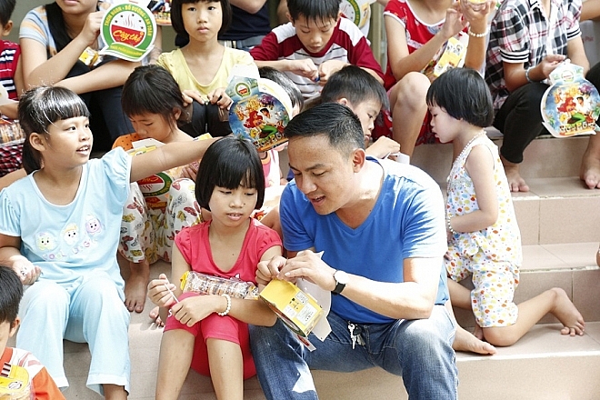 nhieu nguoi noi toi dien khung khi mang tat ca so tien kiem duoc lam thien nguyen