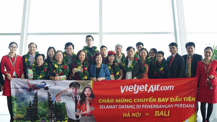 don xuan ron rang cung vietjet voi duong bay thang dau tien ket noi ha noi bali indonesia