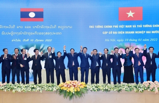 Thủ tướng Phạm Minh Chính và Thủ tướng Phankham Viphavanh gặp gỡ doanh nghiệp hai nước