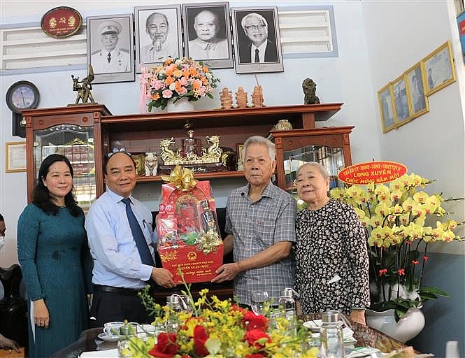 Chủ tịch nước Nguyễn Xuân Phúc trao quà Tết cho gia đình chính sách, hoàn cảnh khó khăn tại An Giang