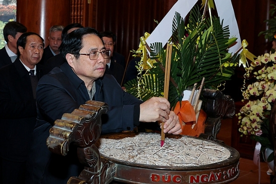 Thủ tướng dâng hương tưởng niệm Chủ tịch Hồ Chí Minh