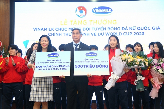 Vinamilk trao thưởng 500 triệu tiền mặt và 2 năm sử dụng sản phẩm để chúc mừng thành tích đội tuyển bóng đá nữ quốc gia