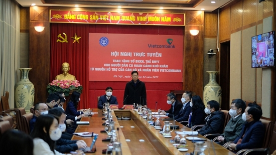 BHXH Việt Nam phối hợp với Ngân hàng TMCP Ngoại thương Việt Nam trao tặng hơn 12 nghìn sổ BHXH, thẻ BHYT cho người dân có hoàn cảnh khó khăn
