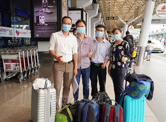 Việt Nam hỗ trợ vật tư y tế, tiền và cử chuyên gia sang giúp Lào đối phó với COVID-19