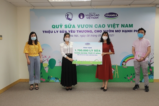 Vinamilk & Quỹ sữa Vươn cao Việt Nam năm 2021 trao tặng 1,7 triệu ly sữa hỗ trợ trẻ em khó khăn giữa dịch Covid-19