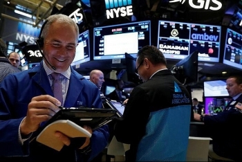 Kỳ vọng về cuộc chiến thương mại, Dow Jones bật tăng hơn 350 điểm