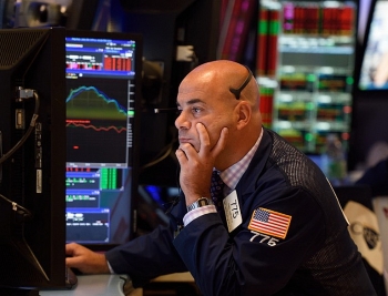 Phố Wall nhuốm đỏ, Dow Jones “bốc hơi” hơn 600 điểm ngay đầu phiên