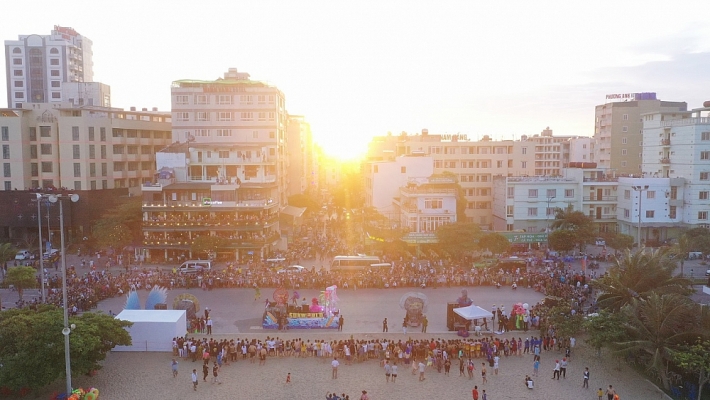 carnival duong pho soi dong o thanh pho bien sam son lam nuc long hang ngan du khach