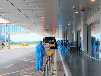 Chuyến bay chở 150 chuyên gia Nhật Bản hạ cánh tại sân bay Vân Đồn
