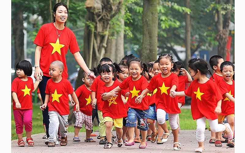 Bảo vệ trẻ em và áo cờ việt nam - Trẻ em là tương lai của đất nước Việt Nam, và bảo vệ trẻ em là một trong những nhiệm vụ quan trọng nhất của chúng ta. Chiếc áo cờ việt nam là biểu tượng của đất nước, nhưng cũng là một sản phẩm đáng tin cậy để bảo vệ trẻ em của chúng ta khỏi những nguy hiểm bên ngoài. Hãy đến với cửa hàng của chúng tôi để tìm kiếm những chiếc áo cờ việt nam đáng tin cậy nhất cho trẻ em của bạn.