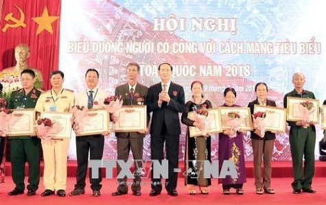 chu tich nuoc du hoi nghi bieu duong nguoi co cong voi cach mang