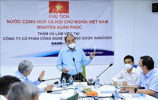 Chủ tịch nước Nguyễn Xuân Phúc thăm doanh nghiệp sản xuất vaccine Nanocovax