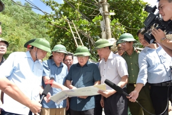 Phó Thủ tướng Trịnh Đình Dũng chỉ đạo xử lý tình trạng sạt lở khẩn cấp ở Hòa Bình