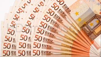 Euro lập đáy 13 tháng