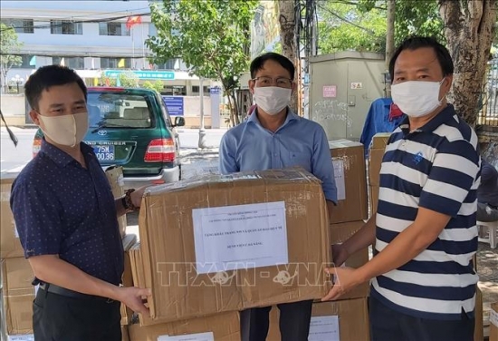 Trao tặng khẩu trang N95 và đồ bảo hộ y tế cho lực lượng phòng, chống dịch Đà Nẵng
