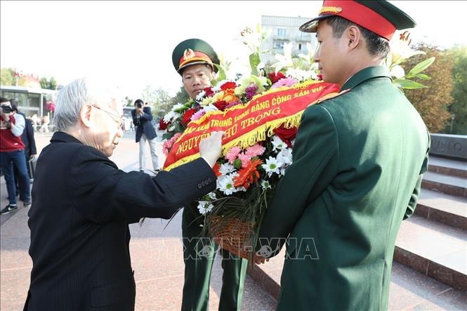 Tổng Bí thư Nguyễn Phú Trọng dâng hoa tại tượng đài Bác Hồ ở Moscow