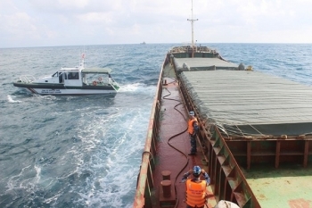 Bắt giữ tàu vận chuyển hơn 2000 tấn than không rõ nguồn gốc