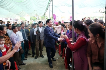 Phó Thủ tướng chung vui Ngày hội Đại đoàn kết ở Hiến Sơn (Nghệ An)
